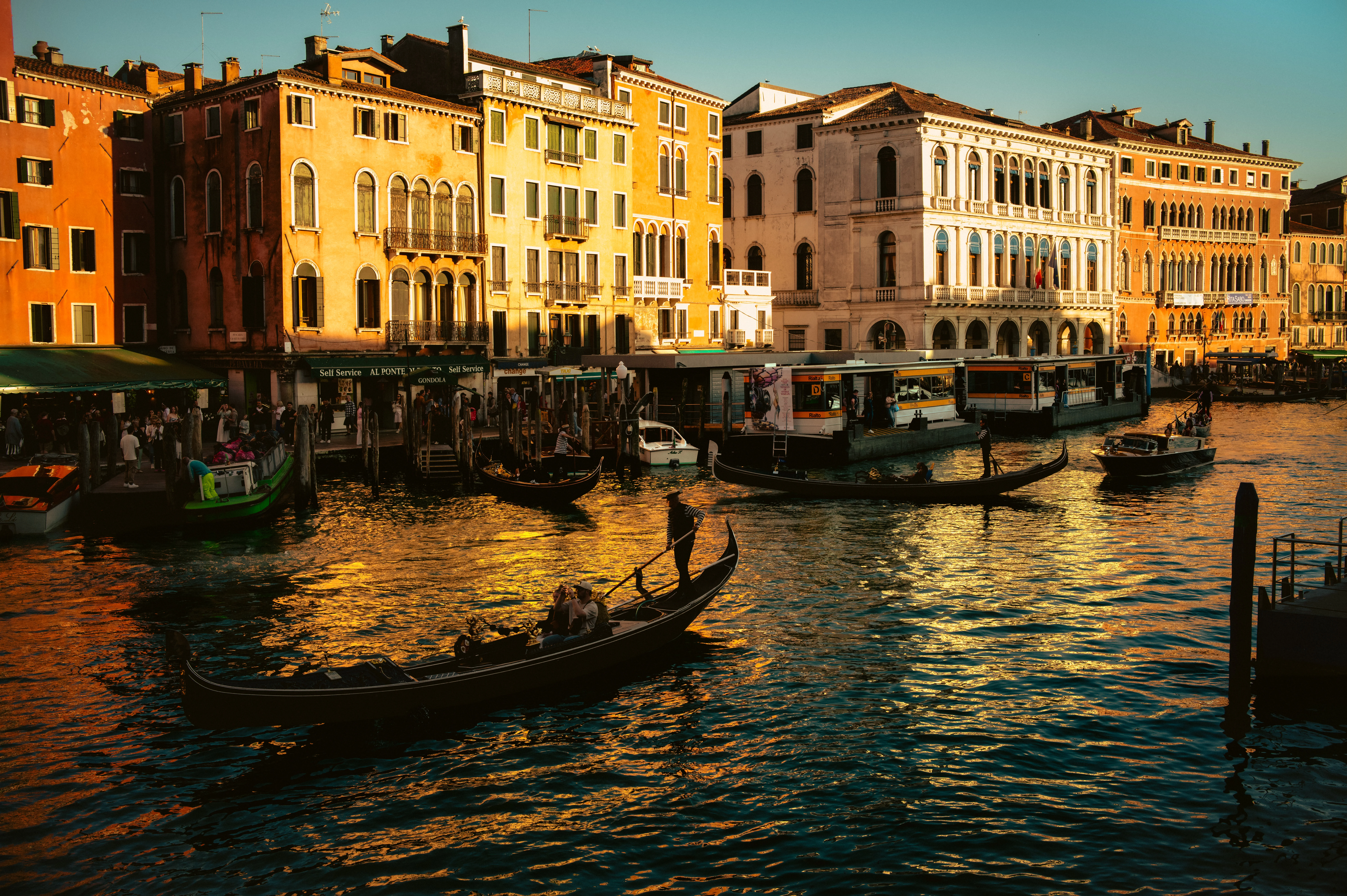 Vista da sotto al Ponte di Rialto
